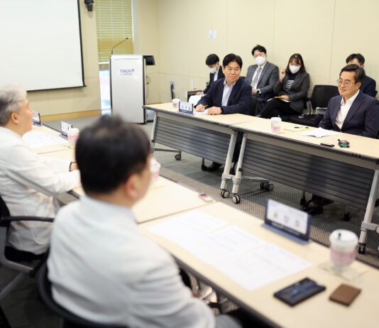 의대정원 확대는 사회적 대화로 풀어야 한다는 입장을 다시 밝힙니다