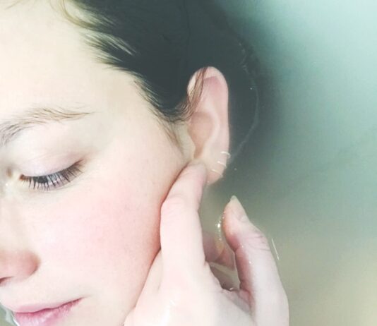 “건강한 피부는 속에서부터”… 초여름 수분 관리의 핵심은? woman soaked in water