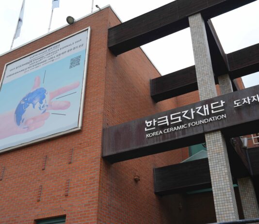 한국도자재단, 디자인하우스와 업무협약 체결 2026 경기도자비엔날레 연계 미술시장 특별전 개최